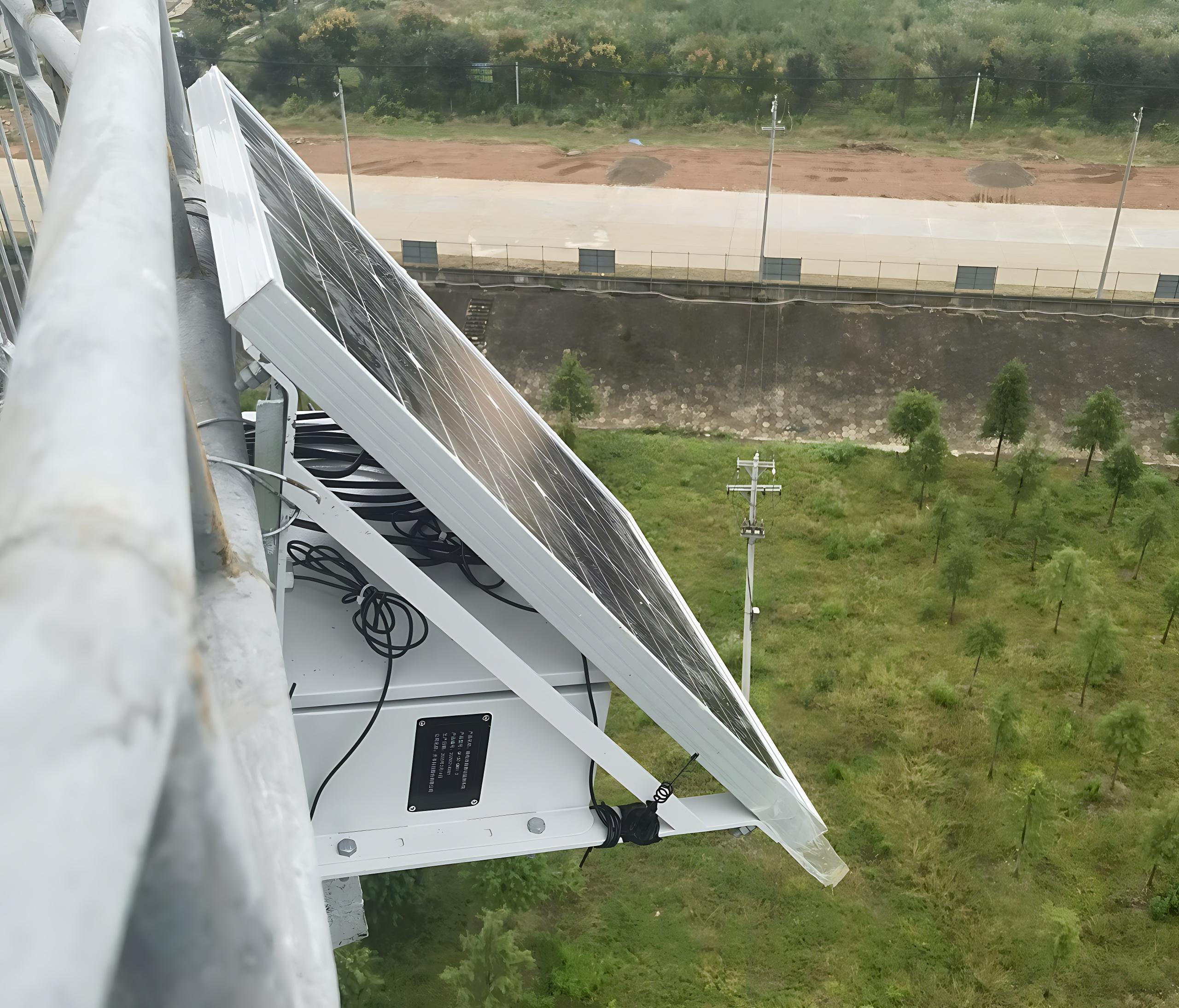 特力康高壓輸電線路舞動狀態監測設備主機.jpg